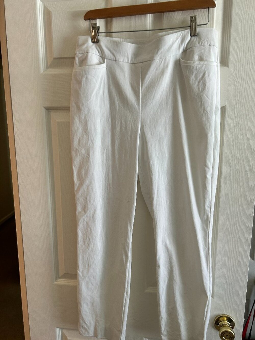 Chicos Flat-Front Pull-on Capris Size 10R